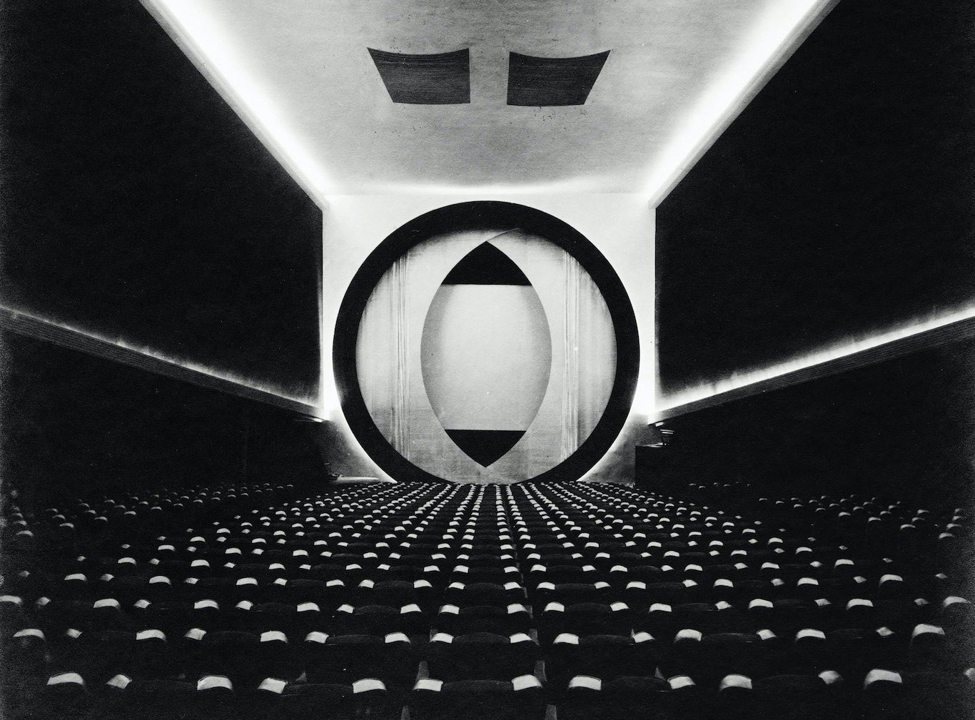 Friedrich-Kiesler_Screen-o-scope-im-Film-Guild-Cinema_New-York_1929.jpg