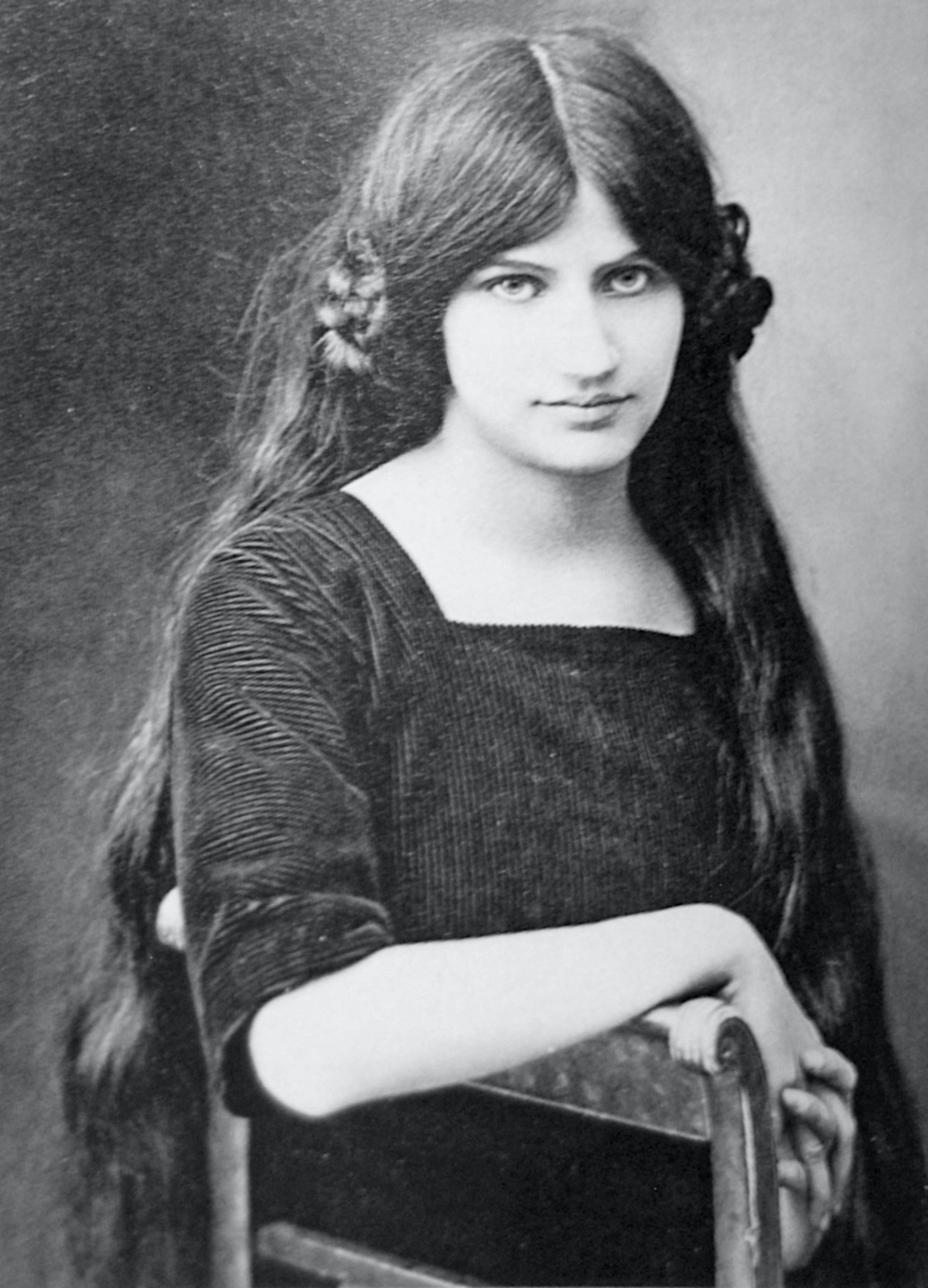 Jeanne-hebuterne-at-19-years-Amedeo-modiglian.jpg