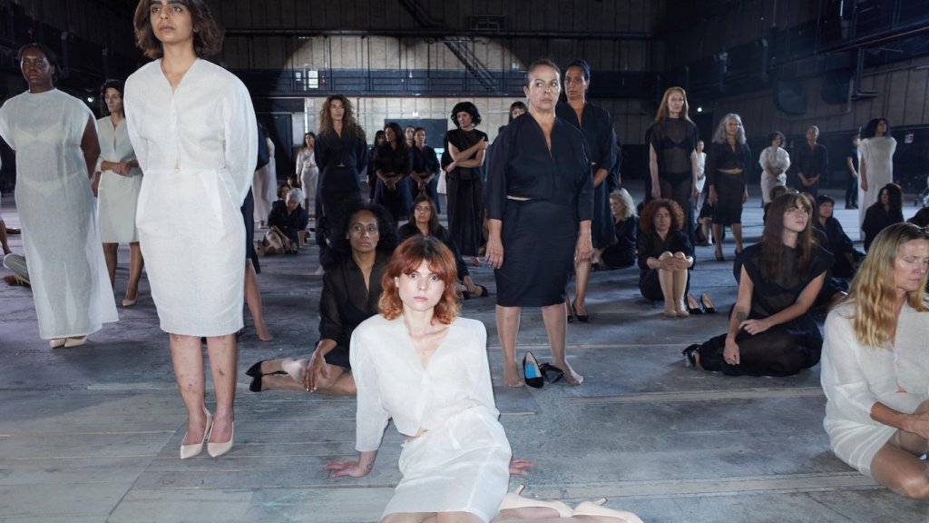 Vanessa Beecroft y la síntesis de la confrontación