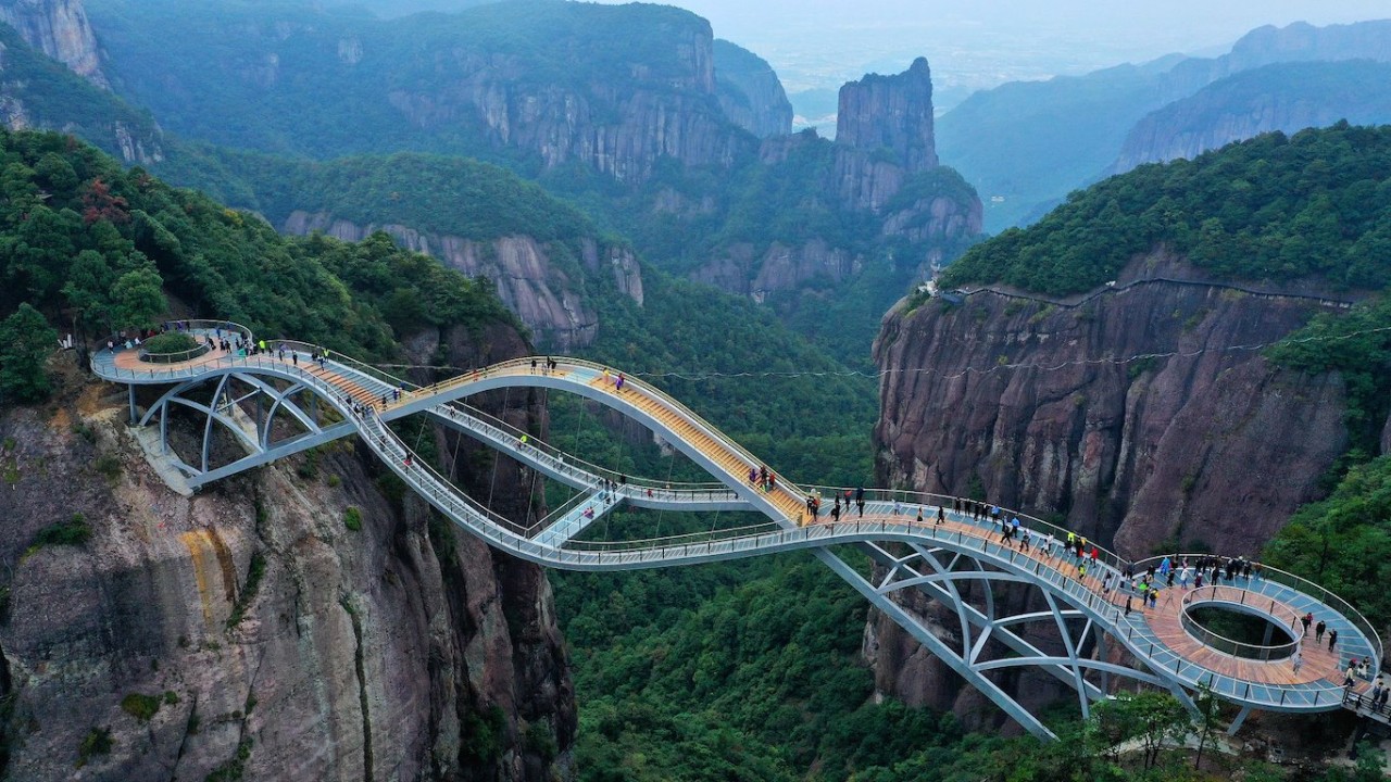 El puente Ruyi (China): una joya de vidrio y acero en las alturas