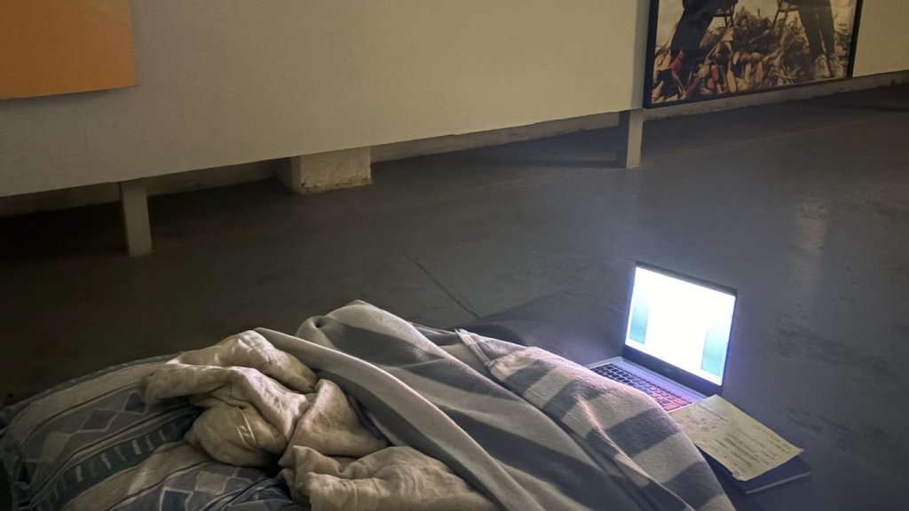 Registro de la instalación efímera que armó Manuel Quaranta para su pernocte performático en el museo macro la noche del lunes 28/09/26.