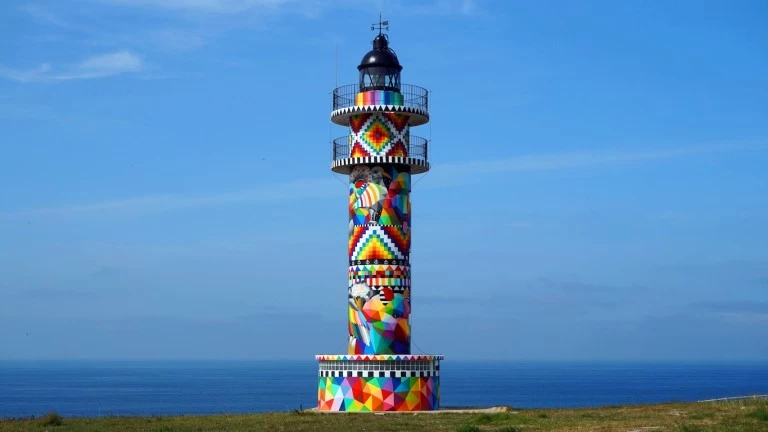 Faro de Ajo (España): la multiculturalidad vibrante del surrealismo pop