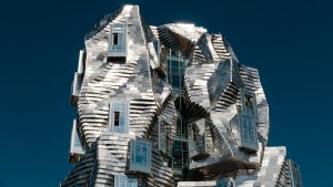 LUMA Arles (Francia): una torre brillante entre ruinas romanas