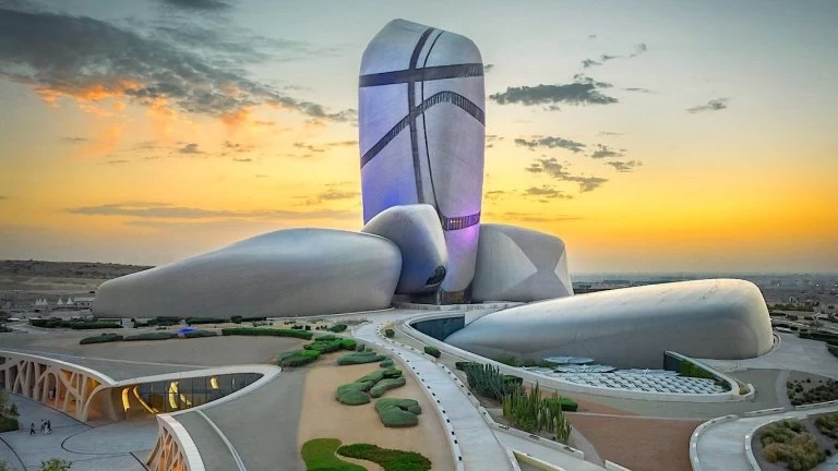 Ithra (Arabia Saudita): una nave de creatividad entre dunas