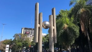 Homenaje a la democracia, de Gyula Kosice