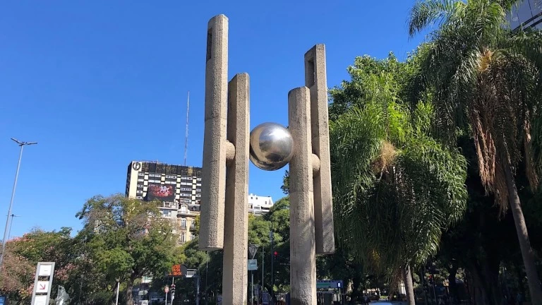 Homenaje a la democracia, de Gyula Kosice