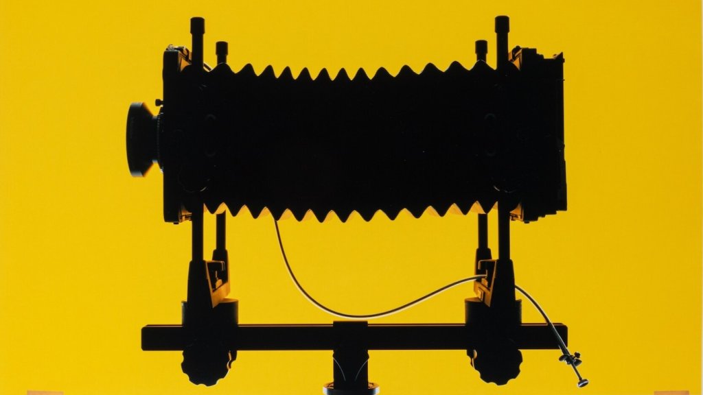 Sarah Charlesworth y la cámara como herramienta conceptual