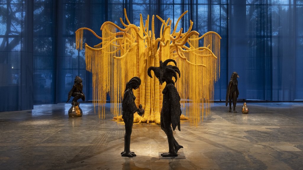 Ìrókó: A árvore cósmica (2025), de Nádia Taquary, en la 36ª Bienal de São Paulo.  