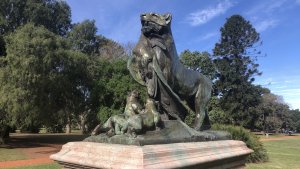 León con su caza y Leona con su cría, de Auguste Cain
