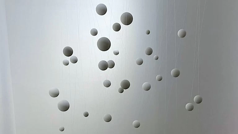 Colección Moderno: Esferas suspendidas, de Noemí Escandell