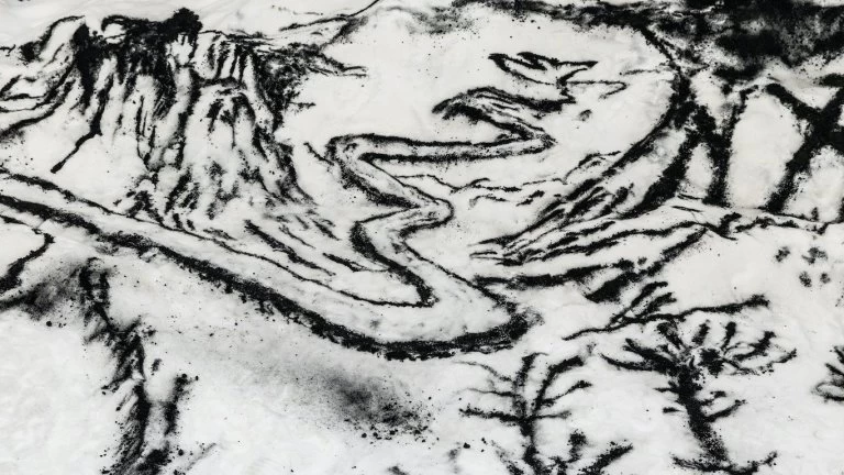 Detalle del dibujo con carbón y sal de la instalación Monitor Yin Yang de Matías Duville, en el Pabellón Argentino de la 61ª Bienal de Venecia 2026.