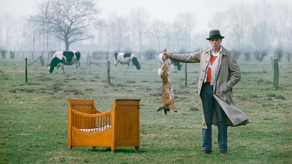 Joseph Beuys: cómo explicar imágenes a una liebre muerta