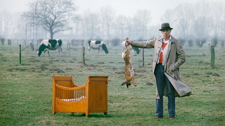Joseph Beuys: cómo explicar imágenes a una liebre muerta