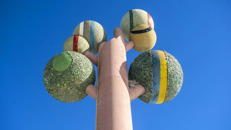 Metaphor (Estados Unidos): un árbol alucinante en un mar de sal