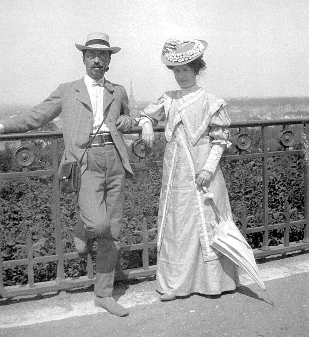 Kandinsky-Gabriele-Munter-in-st-cloud-auf-der-parkterrasse-1906-07.jpg